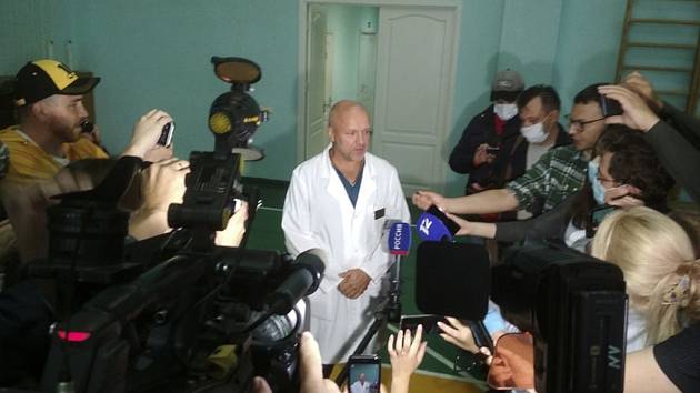 Anatolij Kaliničenko, zástupce ředitele nemocnice v Omsku, kde je hospitalizovaný ruský opoziční předák Alexej Navalnyj, hovoří s novináři