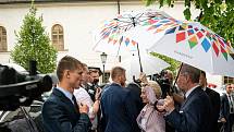 Členové české vlády přicházejí na společné zasedání české vlády a Evropské komise u příležitosti zahájení českého předsednictví v Radě EU, 1. července 2022, Litomyšl. Předsedkyně Evropské komise Ursula von der Leyenová a premiér české vlády Petr Fiala.