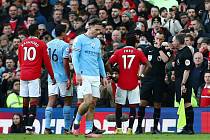 Debata s rozhodčími byla bouřlivá, ale krátká. Sporný gól Manchesteru United po krátké poradě nepochopitelně uznali.
