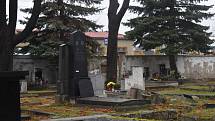 Hroby z 19. století z chomutovského hřbitova mizí. Rychle je nahrazují nové moderní náhrobky.