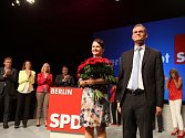 Volby v německé spolkové zemi Berlíně vyhrála podle předběžných oficiálních výsledků sociální demokracie (SPD) s 21,6 procenta hlasů před Křesťanskodemo­kratickou unií (CDU) kancléřky Angely Merkelové se 17,6 procenta.