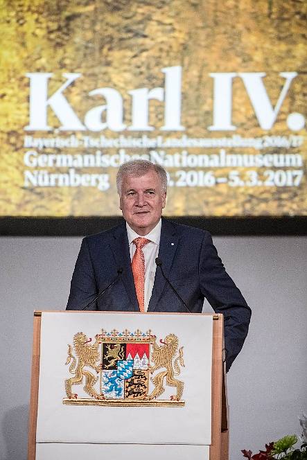 Český premiér Bohuslav Sobotka, ministerský předseda Bavorska Horst Seehofer, český ministr kultury Daniel Herman a ředitel Národní galerie Jiří Fajt společně zahájili otevření Česko-bavorské zemské výstavy „Karel IV“ v německém Norimberku.