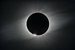 Obrázek ukazuje Slunce zcela zakryté Měsícem během totality, odhalující sluneční koronu nebo sluneční atmosféru. Úplné zatmění kolem observatoře ESO La Silla v Chile, 2. července 2019