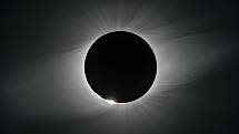 Obrázek ukazuje Slunce zcela zakryté Měsícem během totality, odhalující sluneční koronu nebo sluneční atmosféru. Úplné zatmění kolem observatoře ESO La Silla v Chile, 2. července 2019