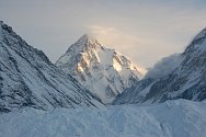 Druhá nejvyšší hora světa K2, která je současně nejvyšší horou v Pákistánu a nejvyšším vrcholem pohoří Karákóram v Asii