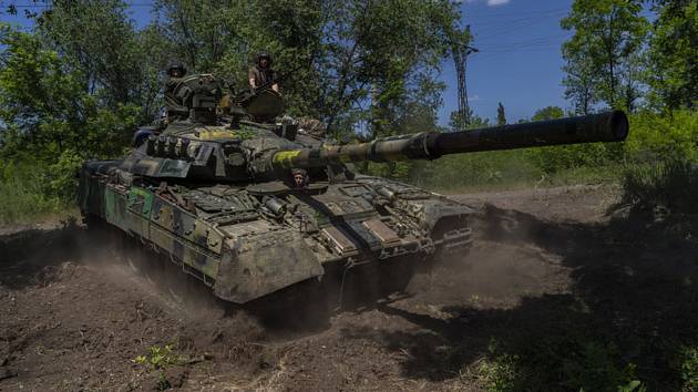 Ukrajinský tank na frontové linii v Doněcku. Východní Ukrajina 6. června 2022