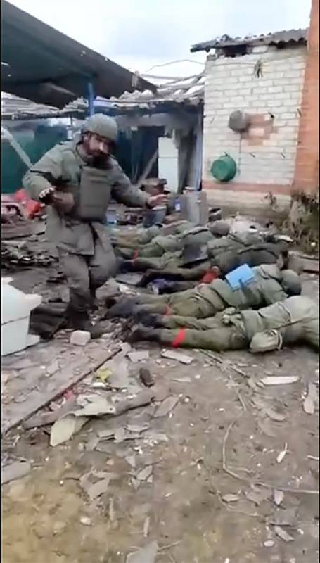 Ruští vojáci se vzdávají v Ukrajinci osvobozené vesnici Makijivka na Donbasu.