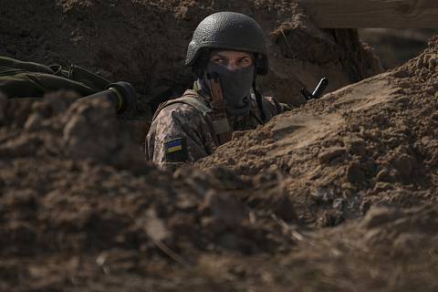 Ukrajinský voják v zákopu. Ilustrační snímek