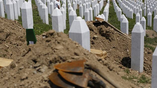 Pietního aktu v bosenské Srebrenici přesně dvacet let po masakru se kromě přeživších zúčastní desetitisíce lidí a delegace z více než 80 zemí.