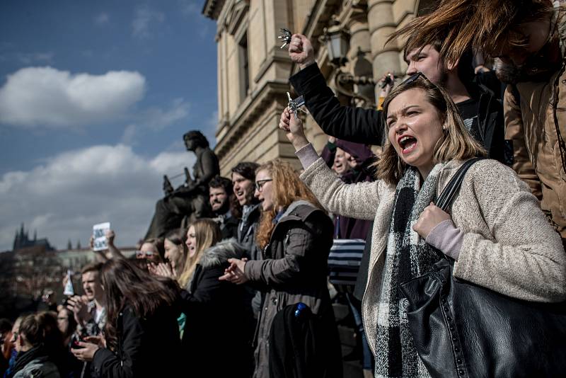 Stávka studentů Vyjdi ven: snímek je z náměstí Jana Palacha v Praze kde se sešli studenti UMPRUM, Filosofické fakulty, konzervatoře a SZŠ a VOŠ zdravotnické.