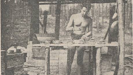 Přípravě svačiny v podání pardubického skauta. Rok 1919.