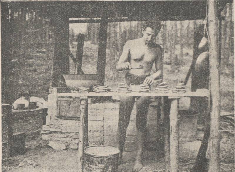 Přípravě svačiny v podání pardubického skauta. Rok 1919.