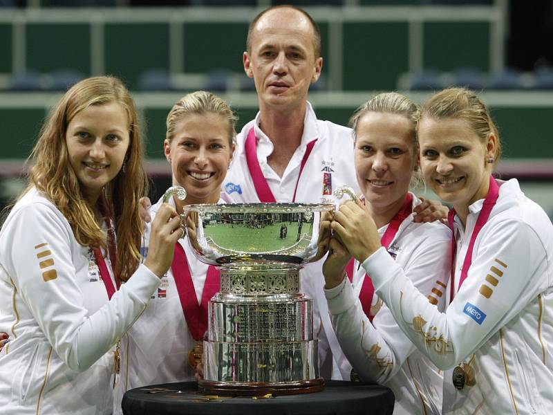 Český fedcupový tým (zleva) Petra Kvitová, Andrea Hlaváčková, kapitán Petr Pála, Lucie Hradecká a Lucie Šafářová se raduje ze zisku slavné trofeje.