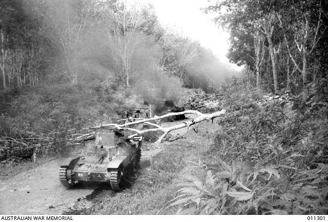 Japonský lehký tank, zastavený australskou protitankovou palbou při bitvě o Muar