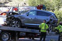 Golfista Tiger Woods utrpěl při úterní těžké autonehodě otevřené zlomeniny pravé nohy. Takto zrušil své SUV.