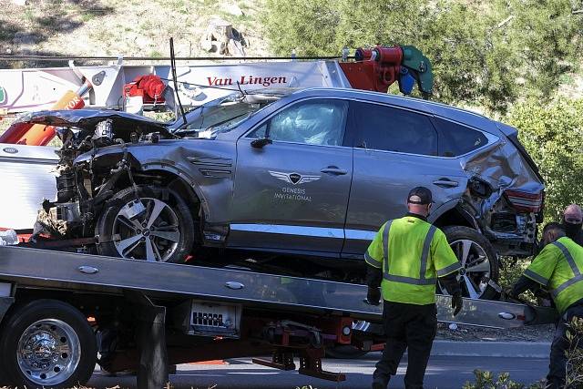 Golfista Tiger Woods utrpěl při úterní těžké autonehodě otevřené zlomeniny pravé nohy. Takto zrušil své SUV.