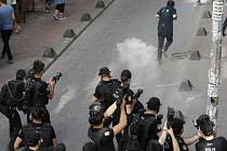 Slzným plynem a gumovými projektily rozehnala dnes turecká policie shromáždění homosexuálů.