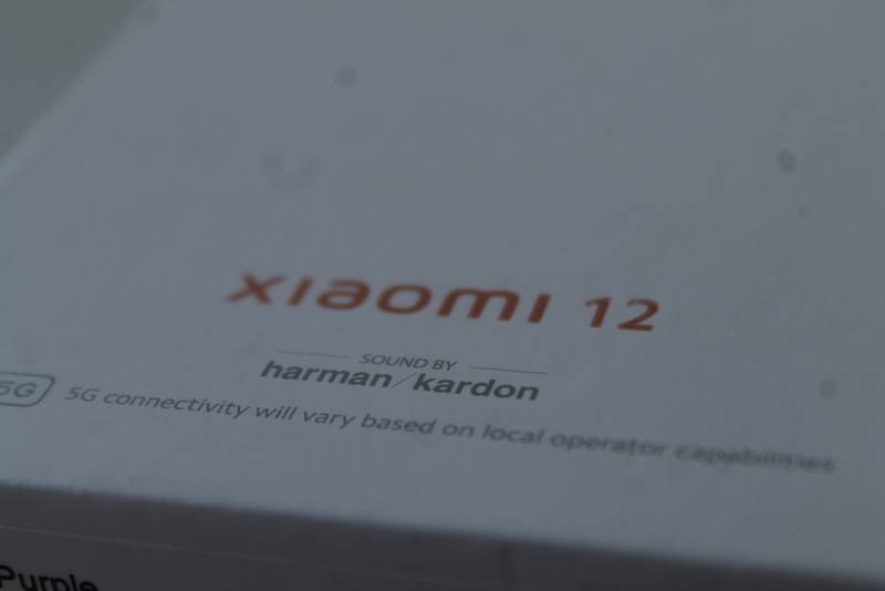 Xiaomi 12 se svým skvělým displejem, nadstandartním fotoaparátem, výkonným hardwarem a nadprůměrným audiosystémem schopně konkuruje v nejvyšší cenové kategorii například novým Samsungům.