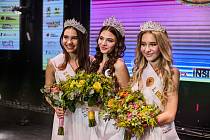 Vítězná trojice (zleva): II. vicemiss Kateřina Matušková, Miss OK Estel Gregorová a I. vicemiss Karolína Jelínková.