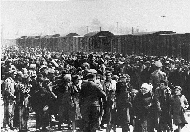 Selekce maďarských Židů na rampě v táboře Osvětim II-Birkenau v Němci okupovaném Polsku, někdy kolem května 1944