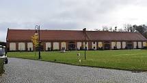 V této budově v areálu zámku Topacz je muzeum umístěno