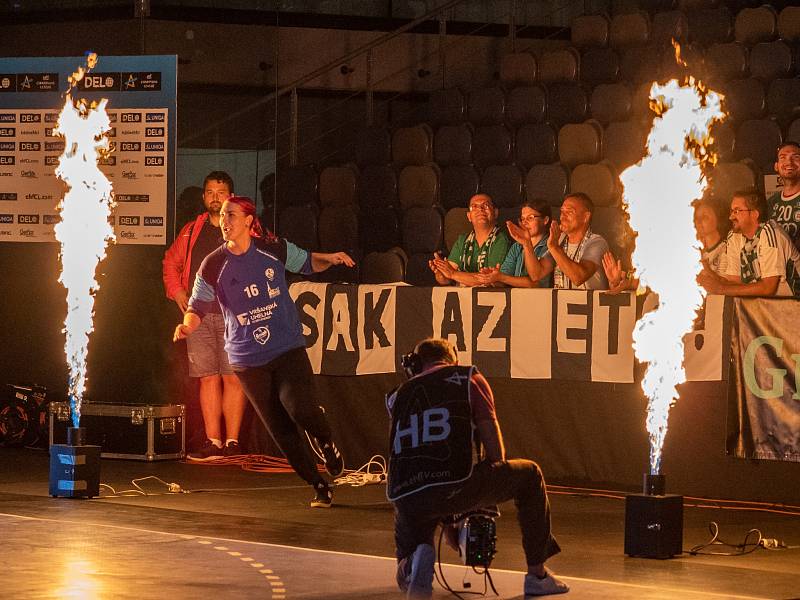 Brankářka Eva Bezpalcová probíhá plameny při prvním domácím zápase v Lize mistrů. Hraje se na chomutovském zimním stadionu