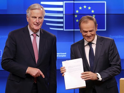 Vyjednavač EU Michel Barnier a předseda Evropské rady Donald Tusk s návrhem dohody o odchodu Británie z EU.
