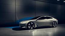 BMW i Vision Dynamics z roku 2017 je předzvěstí třetího svébytného modelu BMW i, který se jistojistě představí v roce 2021. Čtyřletá časová prodleva od konceptu k sériovému vozu dokazuje to, co jsme zmiňovali v těle článku.