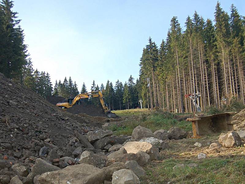 Vlekaři se v horské Bublavě na Sokolovsku pustili do přemostění silnice na vrchol Bleiberg, aby lyžaři nemuseli dávat přednost řidičům. Ski-Bublava už tam nechala navozit tuny hlíny z Kraslic. Po výstavbě mostu bude část sjezdovky i nově profilovat.