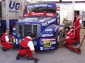 O truck Davida Vršeckého se stará sehraný kolektiv mechaniků.
