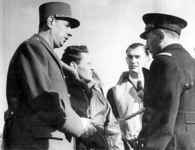 Charles de Gaulle s francouzskými letci Philippem de-Scitivaux, Reném Mouchottem a Martialem Valinem