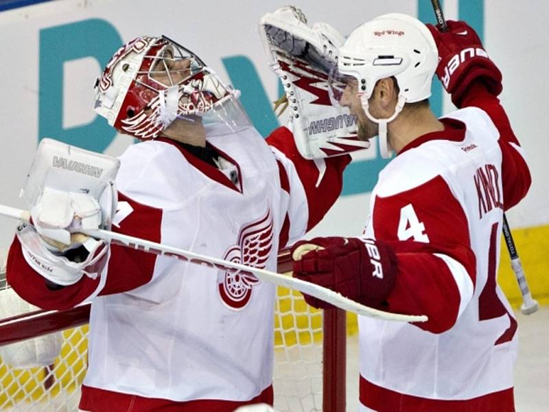 Brankář Detroitu Petr Mrázek (vlevo) se raduje z první vychytané nuly v NHL, blahopřeje mu krajan Jakub Kindl.