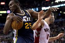 Al Jefferson z Utahu (vlevo) a obránce Toronta Jose Calderon.