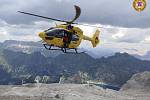 Záchranáři s vrtulníkem pátrají po turistech pohřešovaných po sesuvu ledovce na hoře Marmolada v italských Alpách, 3. července 2022