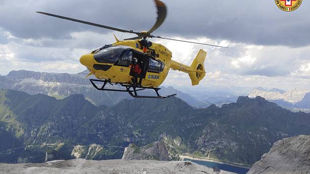 Záchranáři s vrtulníkem pátrají po turistech pohřešovaných po sesuvu ledovce na hoře Marmolada v italských Alpách, 3. července 2022