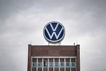 Logo společnosti Volkswagen na administrativní budově německé automobilky ve Wolfsburgu