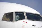 Pilot dopravního letadla v masce na mezinárodním letišti ve Wu-chanu 28. ledna 2020