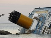 U břehů italského ostrova Giglio bylo dnes obnoveno pátrání po dvou desítkách lidí, kteří jsou stále pohřešováni po pátečním ztroskotání obří italské lodi Costa Concordia. 