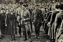 Říšský den mládeže v Postupimi (Adolf Hitler, členky Ligy německých dívek BDM, nacističtí vůdci a shromážděný dav)