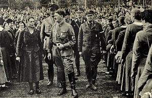 Říšský den mládeže v Postupimi (Adolf Hitler, členky Ligy německých dívek BDM, nacističtí vůdci a shromážděný dav)