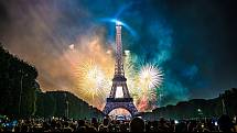 Oslavy výročí dobytí Bastily se v Paříži pojí s ohromným ohňostrojem, odpáleným z Eiffelovy věže.