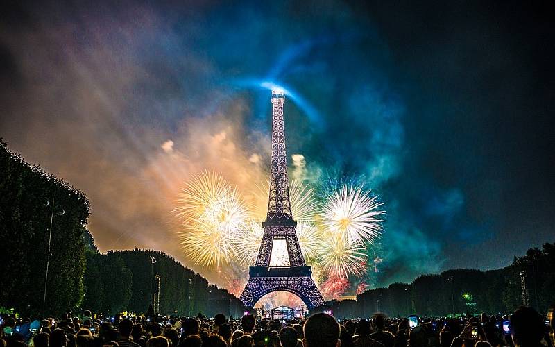 Oslavy výročí dobytí Bastily se v Paříži pojí s ohromným ohňostrojem, odpáleným z Eiffelovy věže.