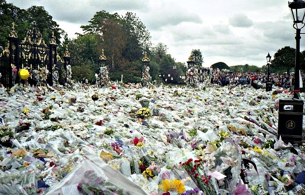 Květiny, které po smrti princezny Diany přinesli lidé před Kensingtonský palác, který princezna za života obývala.