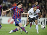 Lionel Messi z Barcelony (vlevo) skóruje v zápase Ligy mistrů proti Arsenalu.