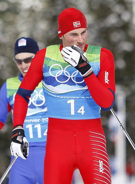 Petter Northug (v červeném) vybojoval skvělým finišem pro Nory stříbro ve štafetě. Martin Koukal dosprintoval třetí.