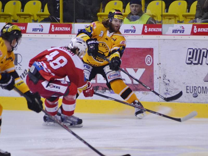 Hokejisté Litvínova (ve žlutém) proti Slavii.