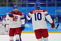 Čeští hokejisté Tomáš Kundrátek (vlevo) a Roman Červenka se radují z gólu proti Rusku v utkání skupiny B na ZOH v Pekingu.