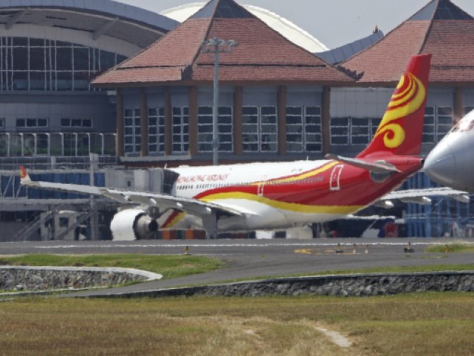 Sedmnáct osob na palubě airbusu hongkongských aerolinií utrpělo zranění kvůli silným turbulencím, do nichž se letoun dostal dnes časně ráno nad indonéským ostrovem Borneo.