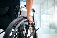 Má postiženy všechny čtyři končetiny, je odkázána na invalidní vozík a na pomoc druhé osoby. O invalidní důchod bojovala přes deset let. Zpětného uznání se ale přesto nedočkala. Ilustrační snímek