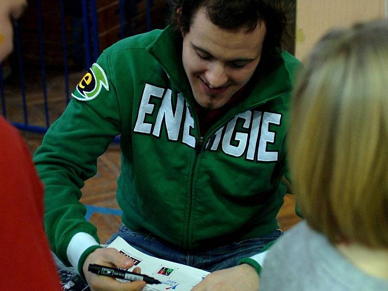 Hokejisté karlovarské Energie besedovali v pátek 17. prosince 2010 se žáky Základní školy v Tuhnicích.
